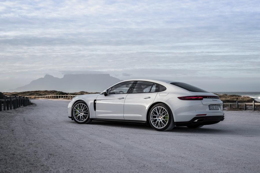  Porsche Panamera 4 E-Hybrid 2016 года  (фото 28 из 31)